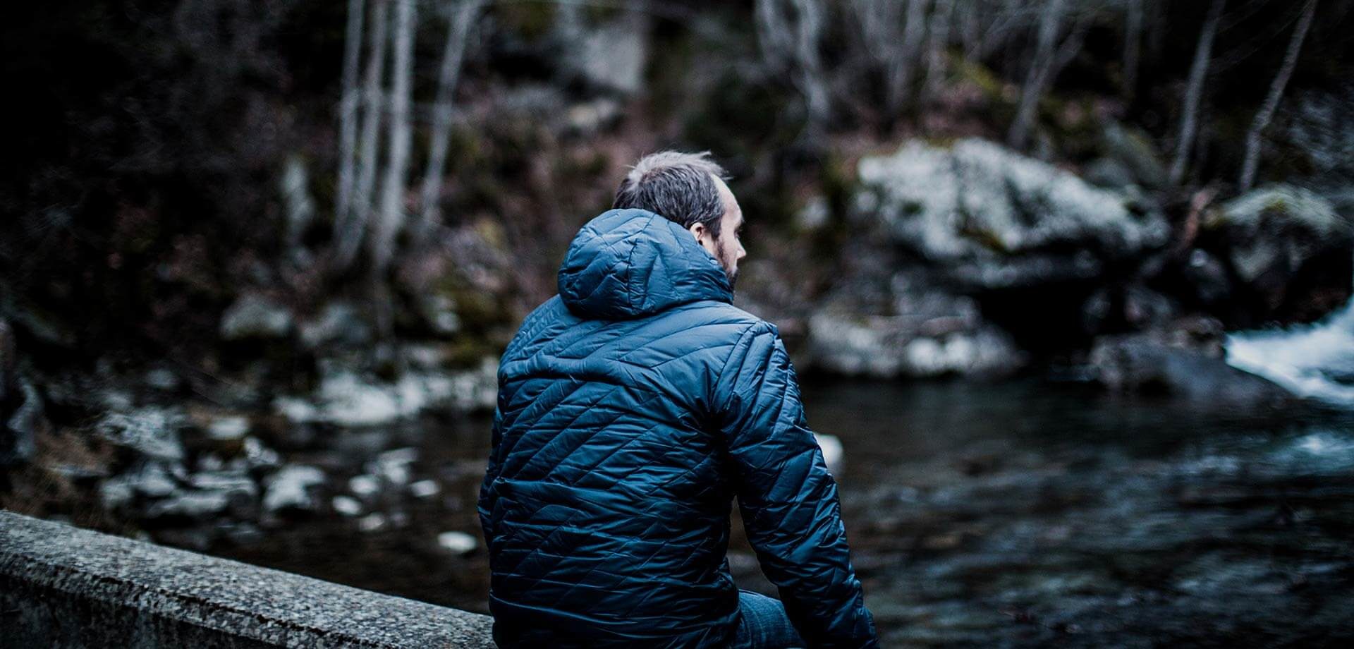 chef Christophe Aribert lors d'une randonnée en hiver au bord de l'eau