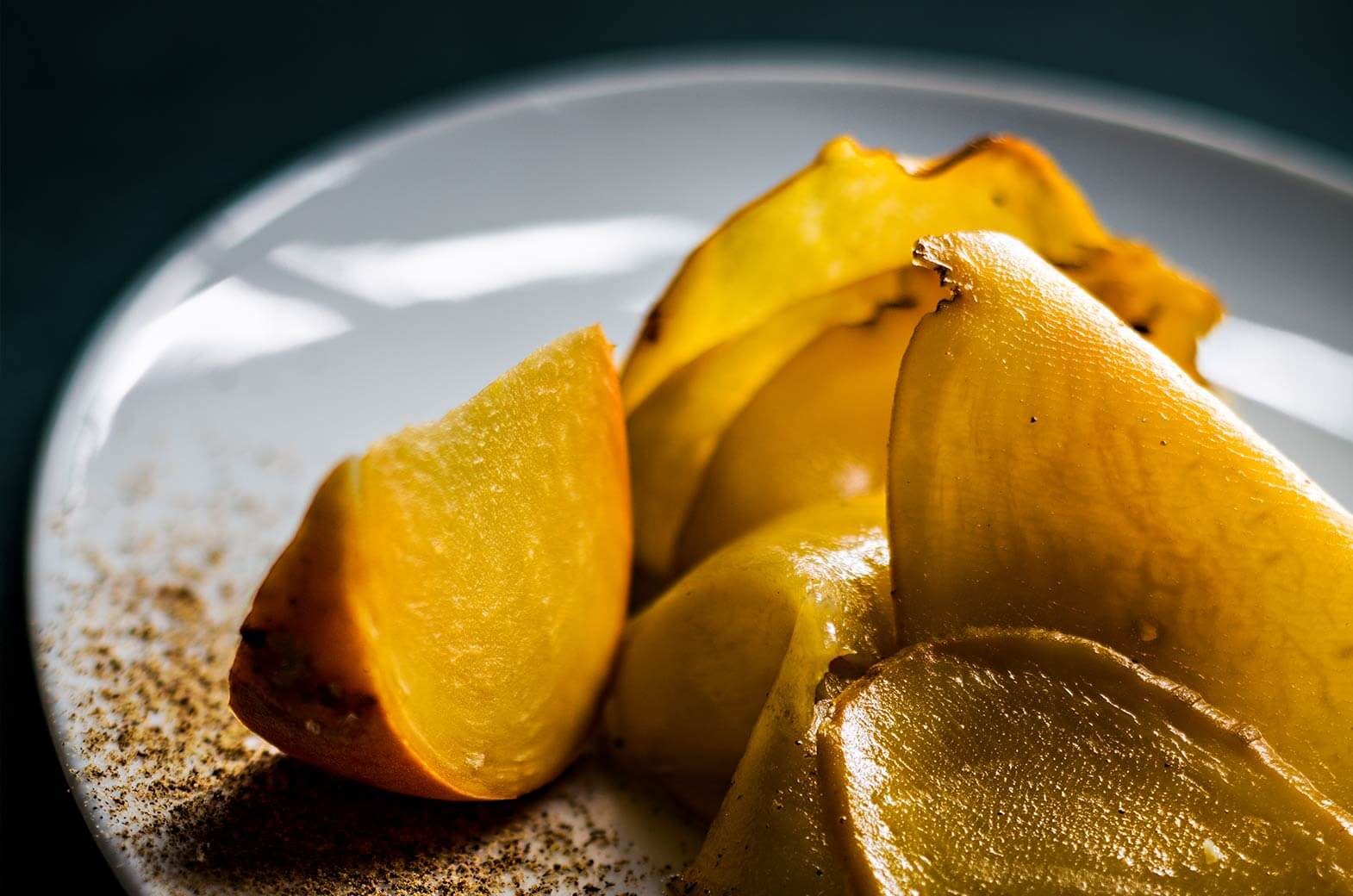 fruits coupés en tranches, dessert au restaurant gastronomique