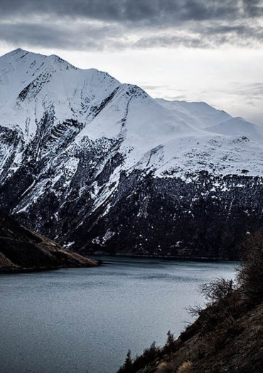 Massif alpin proche de Grenoble. Chaîne de montagnes sous la neige