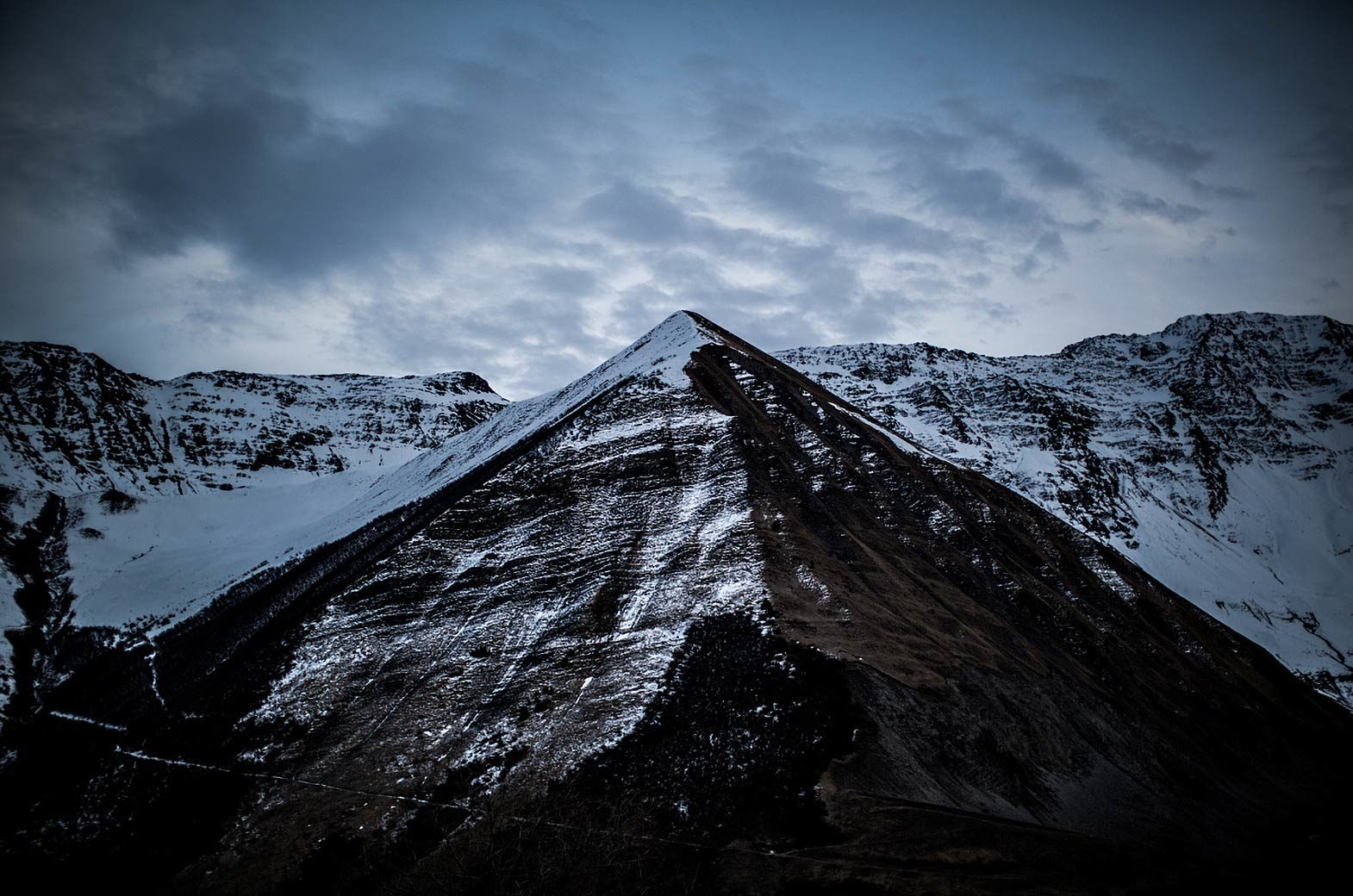 Pic de montagne eneigé, près de Grenoble et d'Uriage les bains