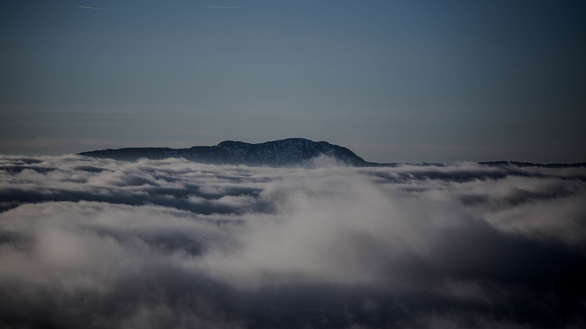 sea of clouds and mountains