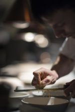 Préparation en cuisine avec une rappe