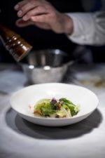 Préparation en cuisine d'un plat